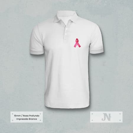 Camisa polo branca com um laço do Outubro Rosa na altura do peito.